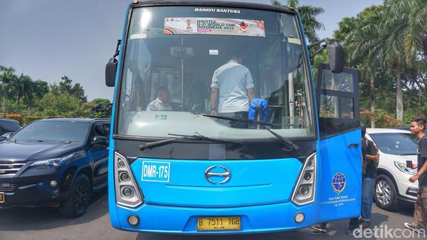 Shuttle bus untuk mengangkut penonton Piala Dunia U-17 2023 di Stadion Si Jalak Harupat.