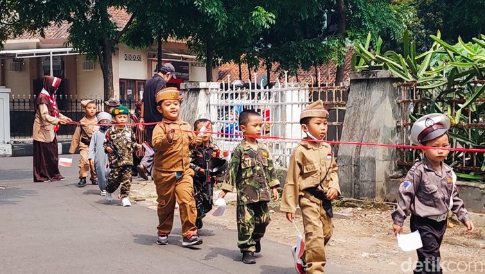 Siswa TK di Cimahi pawai memperingati Hari Pahlawan pada Jumat (10/11/20230.