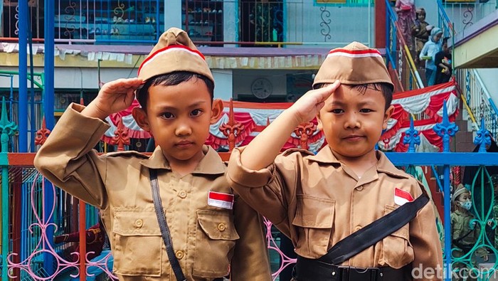 Siswa TK di Cimahi pawai memperingati Hari Pahlawan pada Jumat (10/11/20230.