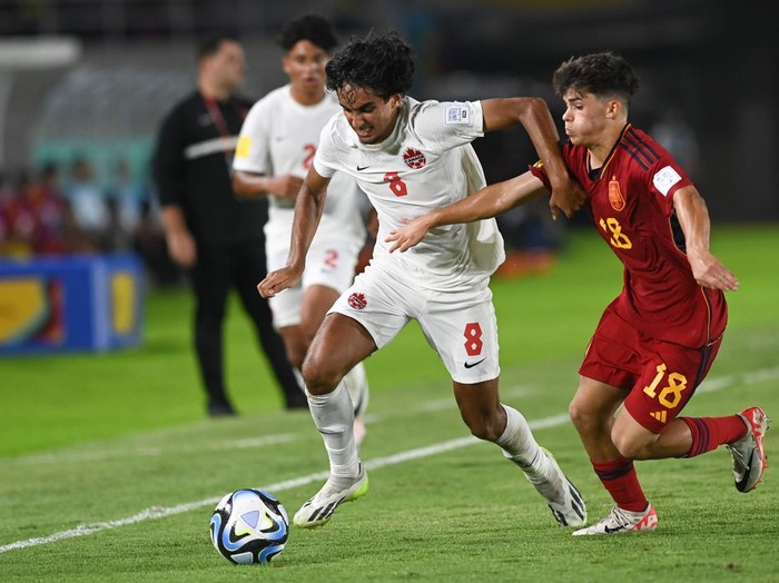 Pesepak bola Timnas Kanada Jeevan Badwal (kiri) berebut bola dengan pesepak bola Timnas Spanyol Quim Junyent (kiri) pada pertandingan Grup B Piala Dunia U-17 di Stadion Manahan, Solo, Jawa Tengah, Jumat (10/11/2023). ANTARA FOTO/Mohammad Ayudha/rwa.