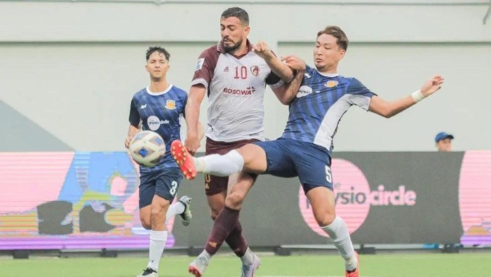 Striker PSM Makassar Everton Nascimento melewati penjagaan bek Hougang United dalam laga di AFC Cup 2023/2024.