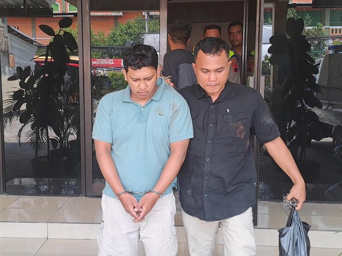 Slamet Singgih ketika dibawa petugas dari Polres Demak, Jumat (10/11/2023). Slamet ditangkap karena membunuh istrinya pakai palu.