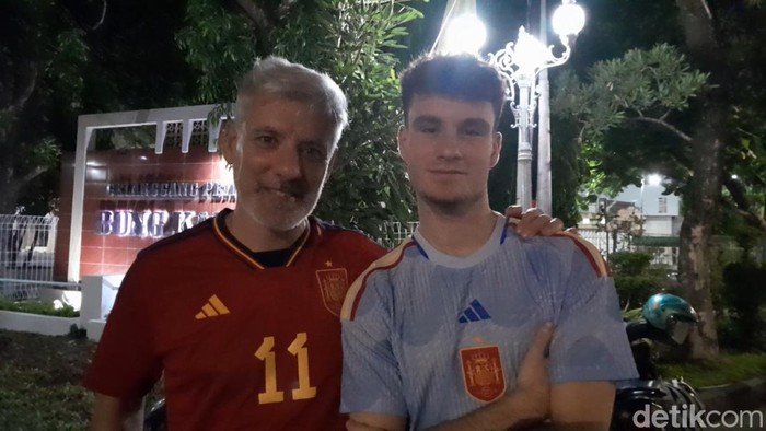 Suporter asal Spanyol turut mendukung Timnas U-17 Spanyol di Stadion Manahan, Jumat (10/11/2023).