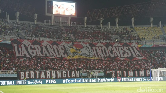 Suporter Timnas Indonesia U-17 di Stadion GBT, Jumat (10/11/2023).