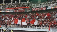 Suporter Timnas Indonesia U-17 di Stadion GBT. Tampak tulisan Ultras Garuda/Foto: Deny Prastyo Utomo/detikJatim