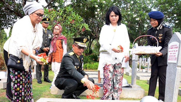 Kepala Staf Komando Garnisun Tetap I/JKT Brigjen TNI Arkamelvi Karmani menabur bunga di pusara makam pahlawan usai mengikuti Upacara Ziarah Nasional di Taman Makam Pahlawan Nasional Kalibata, Jakarta, Jumat (10/11/2022). Upacara Ziarah Nasional tersebut dalam rangka memperingati Hari Pahlawan.
