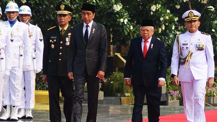 Kepala Staf Komando Garnisun Tetap I/JKT Brigjen TNI Arkamelvi Karmani menabur bunga di pusara makam pahlawan usai mengikuti Upacara Ziarah Nasional di Taman Makam Pahlawan Nasional Kalibata, Jakarta, Jumat (10/11/2022). Upacara Ziarah Nasional tersebut dalam rangka memperingati Hari Pahlawan.