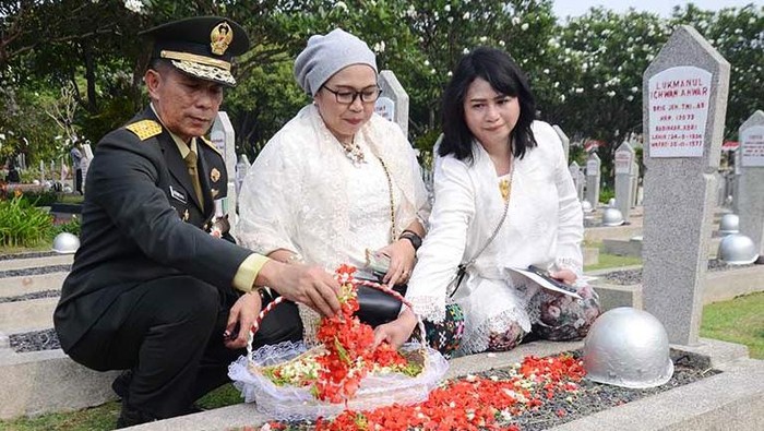 Tabur Bunga Peringati Hari Pahlawan di TMP Kalibata Kepala Staf Komando Garnisun Tetap I/JKT Brigjen TNI Arkamelvi Karmani menabur bunga di pusara makam pahlawan usai mengikuti Upacara Ziarah Nasional di Taman Makam Pahlawan Nasional Kalibata, Jakarta, Jumat (10/11/2022). Upacara Ziarah Nasional tersebut dalam rangka memperingati Hari Pahlawan.