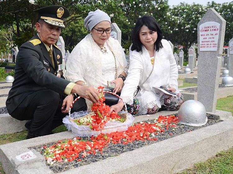 Tabur Bunga Peringati Hari Pahlawan di TMP Kalibata