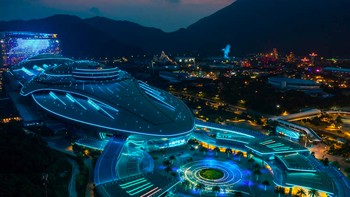 China baru saja membuka Taman Hiburan Chimelong. Sehari setelah debutnya, taman hiburan ini langsung memecahkan tujuh rekor dunia, salah satunya menjadi Taman Hiburan Indoor Terbesar di Dunia versi Guinnes World Record. Foto: ThemeParx