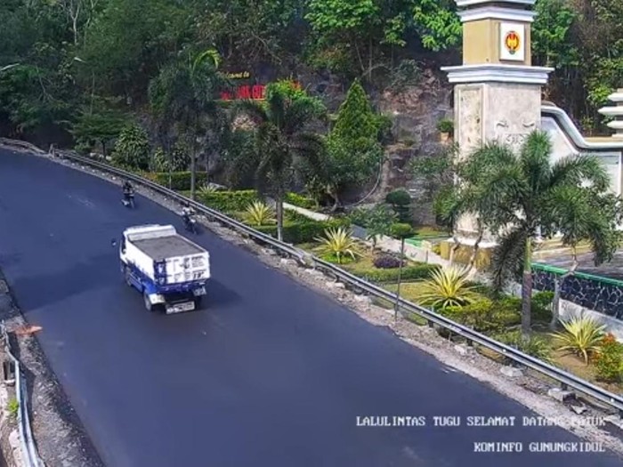 Tangkapan layar CCTV pemantau arus lalu lintas di Tugu Selamat Datang Patuk, Gunungkidul, Jumat (10/11/2023) pagi.