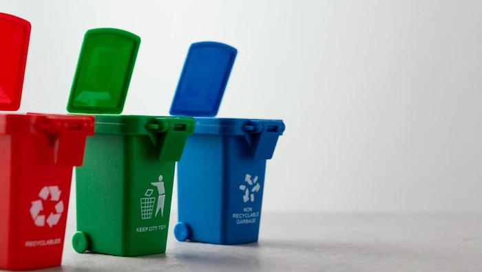 Pilah sampah untuk daur ulang.