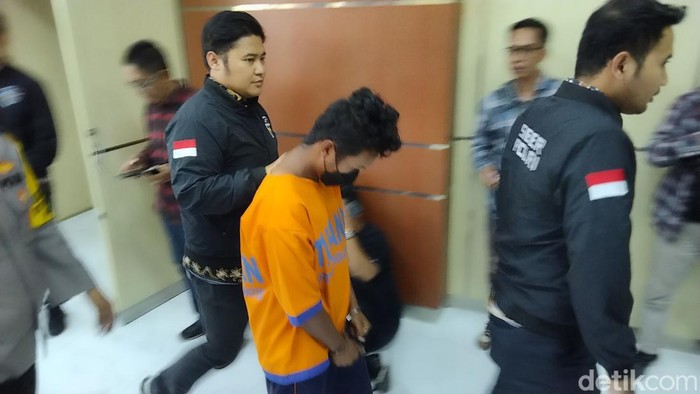 Tersangka penjual video porno saat ditahan di Polda Jatim
