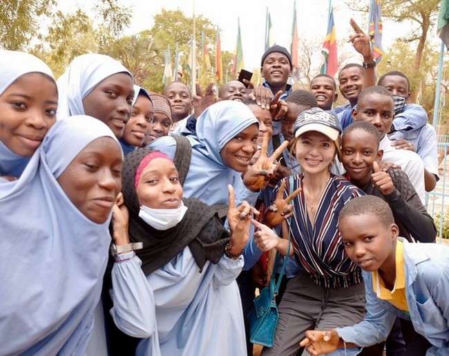 Di setiap negara, Krazy Koala tidak segan untuk bercampur dengan warga lokal untuk mengetahui tradisi mereka. Seperti potretnya ini yang berpose dengan anak-anak di Nigeria. Foto: dok. Instagram
