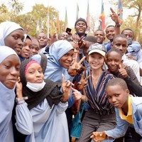 Di setiap negara, Krazy Koala tidak segan untuk bercampur dengan warga lokal untuk mengetahui tradisi mereka. Seperti potretnya ini yang berpose dengan anak-anak di Nigeria. Foto: dok. Instagram