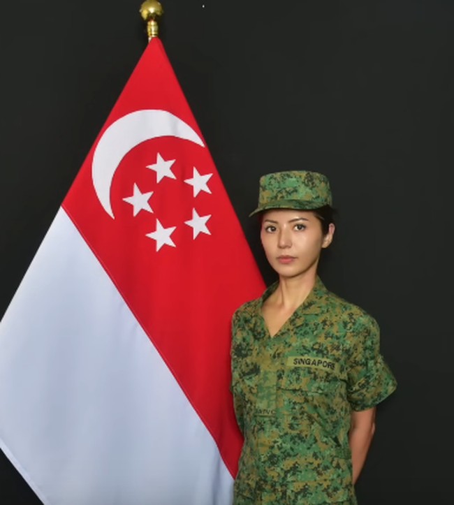 Wanita berkebangsaan Amerika dan Singapura itu bergabung ke Korps Relawan Angkatan Bersenjata Singapura (SAFVC) atau bagian dari militer Singapura. Krazy Koala sudah mengikuti pelatihan sejak bertahun-tahun lamanya, namun tidak pernah diungkap olehnya. Foto: dok. YouTube