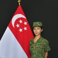 Wanita berkebangsaan Amerika dan Singapura itu bergabung ke Korps Relawan Angkatan Bersenjata Singapura (SAFVC) atau bagian dari militer Singapura. Krazy Koala sudah mengikuti pelatihan sejak bertahun-tahun lamanya, namun tidak pernah diungkap olehnya. Foto: dok. YouTube