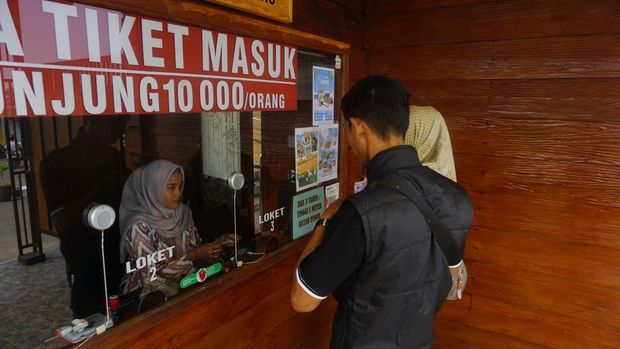 Transaksi QRIS di kawasan wisata D'Las lereng Gunung Slamet, Purbalingga.