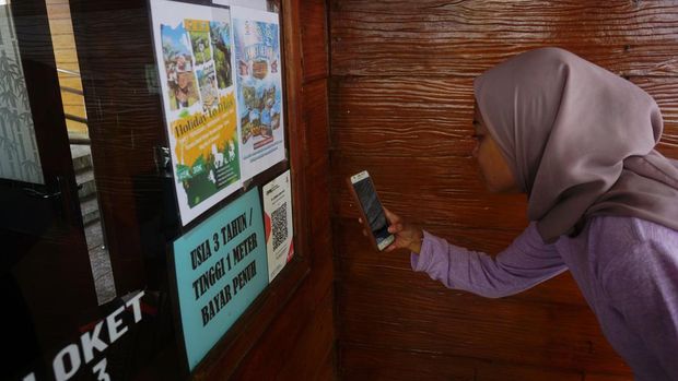 Transaksi QRIS di kawasan wisata D'Las lereng Gunung Slamet, Purbalingga.