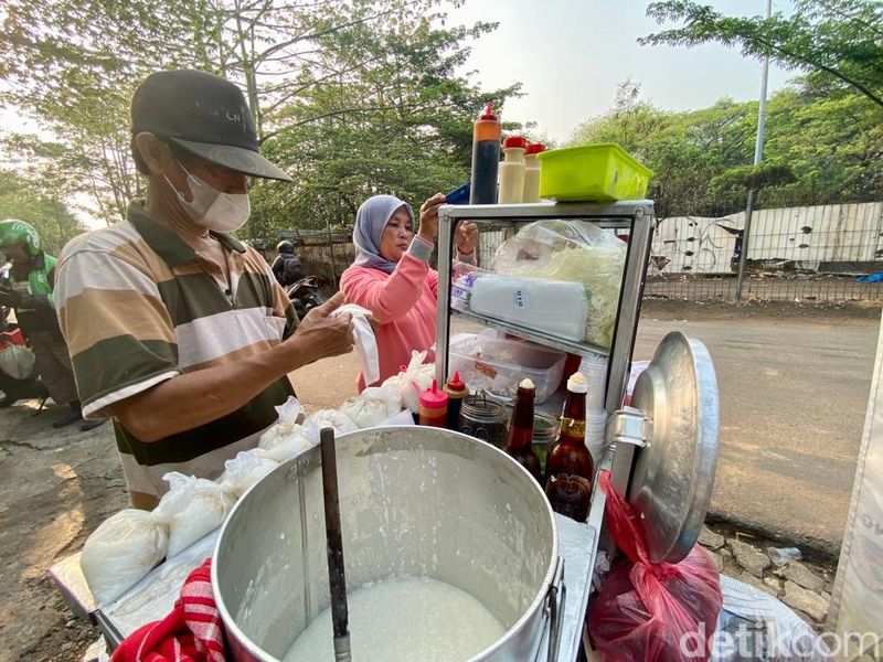 Uniknya Bubur Ayam Pak Bakir Pakai Suun Goreng, Ludes 2 Jam!