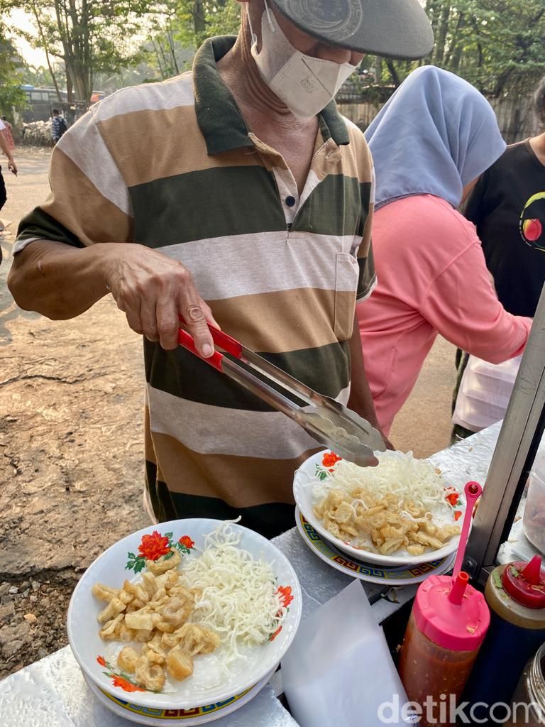 Uniknya Bubur Ayam Pak Bakir Pakai Suun Goreng, Ludes 2 Jam!