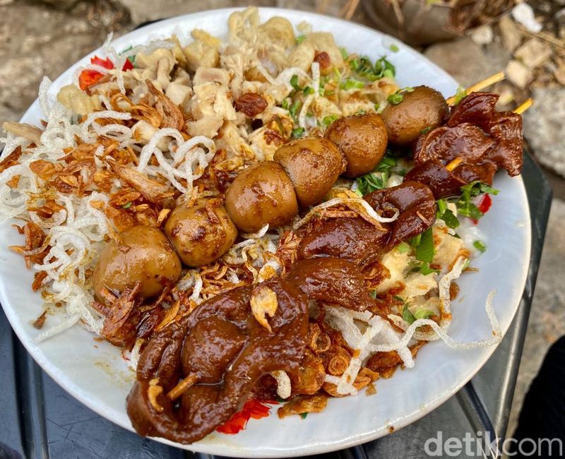Uniknya Bubur Ayam Pak Bakir Pakai Suun Goreng, Ludes 2 Jam!