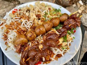 Sarapan Bubur Ayam Pak Bakir yang Unik: Pakai Sohun Goreng!