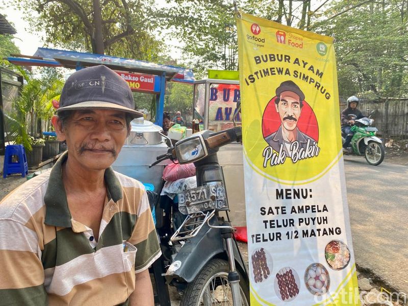 Uniknya Bubur Ayam Pak Bakir Pakai Suun Goreng, Ludes 2 Jam!