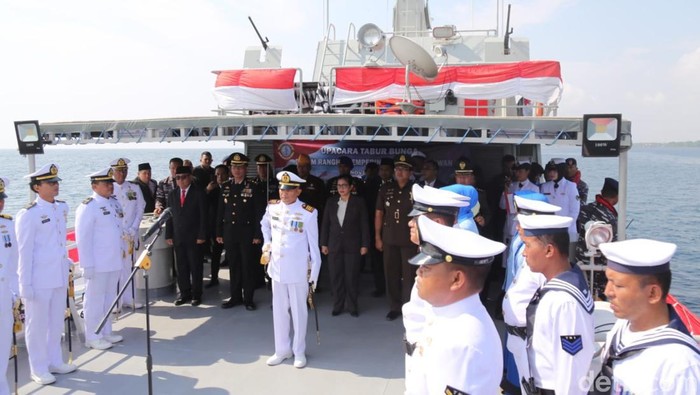 Upacara tabur bunga di Selat Bali peringati Hari Pahlawan sekaligus mengenang Kru KRI Nanggala 402.