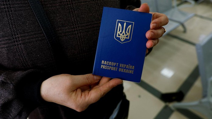Usai Kabur dari Perang Ukraina, Wanita Ini Terjebak di Konflik Gaza Ukrainian woman Tatyana Tapalova displays her passport as she waits for an opportunity to escape Gaza, amid the ongoing conflict with Israel, at Rafah border crossing, in Rafah in the southern Gaza Strip, November 7, 2023. REUTERS/Ibraheem Abu Mustafa