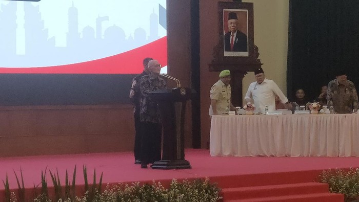 Wakil Presiden ke-6 Republik Indonesia, Try Sutrisno, menyampaikan Maklumat Dewan Presidium Konstitusi dalam menyikapi kondisi demokrasi di Indonesia, di kompeleks DPR/MPR.