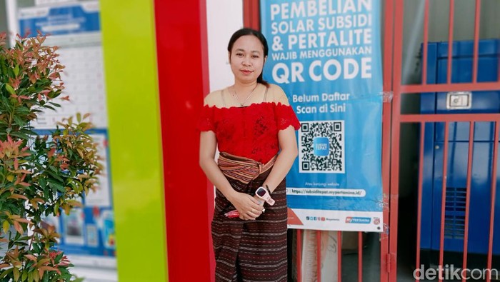 Wanita petugas SPBU di Larantuka mengenakan kebaya dan sarung tenun memperingati Hari Pahlawan.