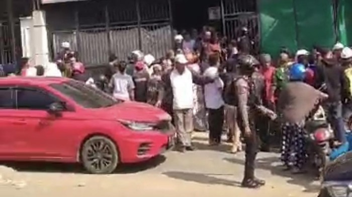 Warga berkumpul di lokasi perampokan di Bone, Sulsel.