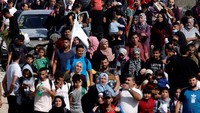 Warga mengungsi di tengah pertempuran yang terus berlangsung antara militan Hamas dan pasukan Israel.  
