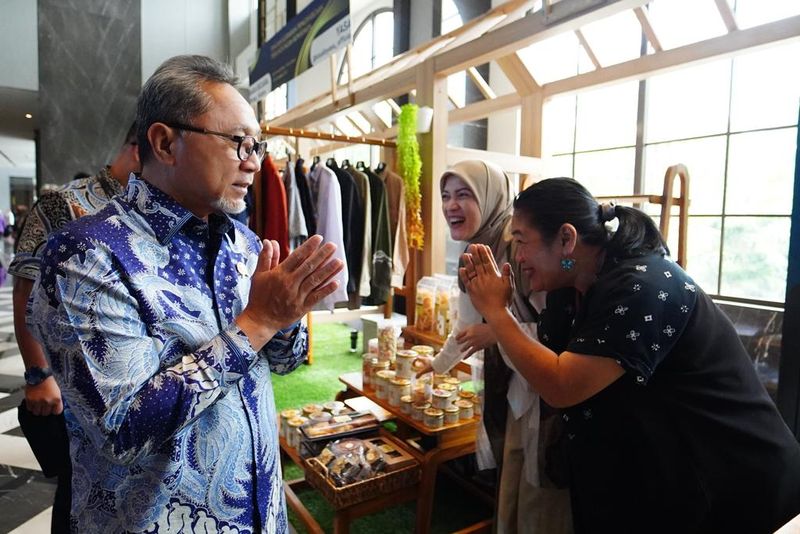 Zulhas Beri Penghargaan Pasar