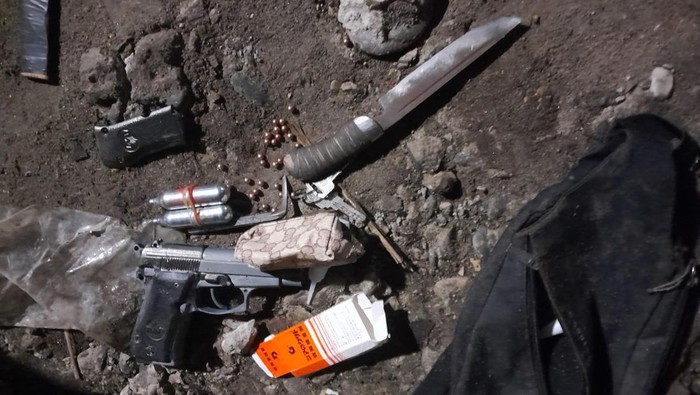 Airsoft gun dan pisau yang dibawa pencuri motor ketika beraksi  . (Foto: tangkapan layar video viral)