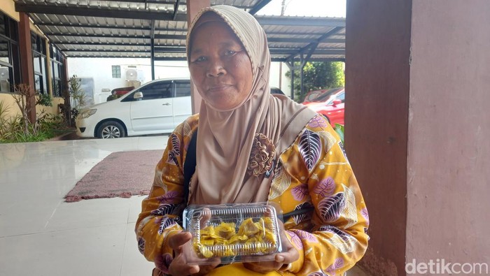 Arnah penjual cemilan manisan dan asin di Jalanan Subang