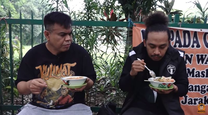 Doyan Bubur Ayam, 5 Artis Ini Tak Sungkan Makan di Kaki Lima