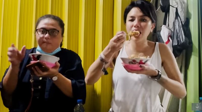 Doyan Bubur Ayam, 5 Artis Ini Tak Sungkan Makan di Kaki Lima
