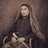 Marini Zumarnis sebagai Laksamana Keumalahayati yang pernah memimpin 2.000 orang pasukan Inong Balee (janda-janda pahlawan) berperang melawan Belanda dalam pertempuran satu lawan satu di geladak kapal. Dia mendapat gelar Laksamana untuk keberaniannya. Foto: Instagram @yudajulianofficial