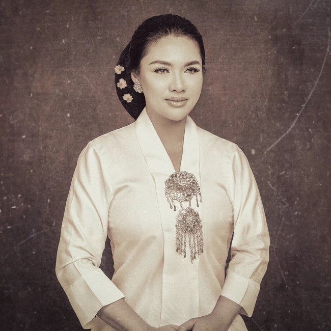 Vicky Shu sebagai Kartini. Raden Ajeng Kartini asal Jepara, Jawa Tengah dikenal akan jasanya dalam menegakkan pendidikan dan membela hak-hak wanita.  Foto: Instagram @yudajulianofficial