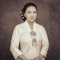 Vicky Shu sebagai Kartini. Raden Ajeng Kartini asal Jepara, Jawa Tengah dikenal akan jasanya dalam menegakkan pendidikan dan membela hak-hak wanita.  Foto: Instagram @yudajulianofficial