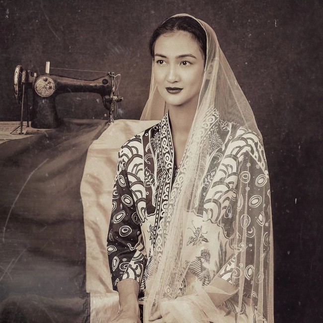 Atiqah Hasiholan sebagai Fatmawati. Wanita yang dikenal sebagai pemain film ini didandani seperti istri Presiden Indonesia pertama, Soekarno. Ibu negara Indonesia pertama itu juga dikenal akan jasanya dalam menjahit bendera merah putih untuk upacara Proklamasi. Foto: Instagram @yudajulianofficial