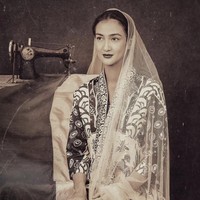 Atiqah Hasiholan sebagai Fatmawati. Wanita yang dikenal sebagai pemain film ini didandani seperti istri Presiden Indonesia pertama, Soekarno. Ibu negara Indonesia pertama itu juga dikenal akan jasanya dalam menjahit bendera merah putih untuk upacara Proklamasi. Foto: Instagram @yudajulianofficial