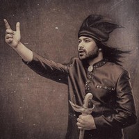 Helmy Syah sebagai Sultan Hasanuddin yang juga Sultan Gowa ke-16. Pahlawan nasional itu dijuluki De Haantjes van Het Osten oleh Belanda yang artinya Ayam Jantan dari Timur karena keberaniannya melawan penjajah. Foto: Instagram @yudajulianofficial