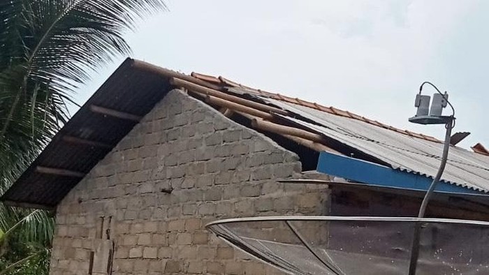 Atap rumah warga rusak imbas hujan angin di Bangka Tengah.