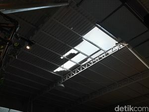 Diterjang Hujan-Angin, Sebagian Atap Food Court Solo Paragon Mall Runtuh