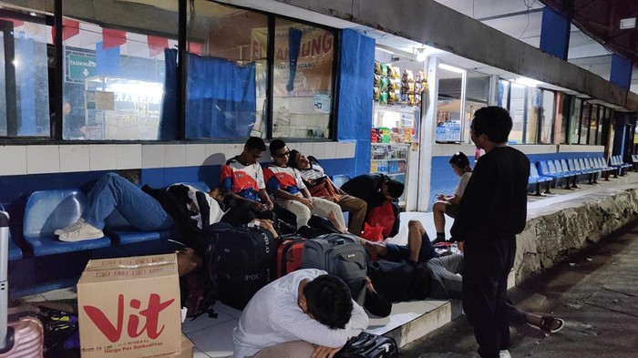 Sebelas atlet Gulat NTB saat tidur di sebuah teras di Jakarta. Foto: istimewa.