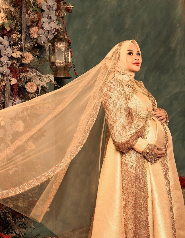 Menuju tujuh bulanan, wanita 25 tahun ini bergaya dengan sentuhan Maroko, lengkap dengan veil yang disematkan di atas jilbab. Busana datang dari koleksi Rikawirtjes. Foto: Instagram/@aurelie.hermansyah