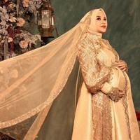 Menuju tujuh bulanan, wanita 25 tahun ini bergaya dengan sentuhan Maroko, lengkap dengan veil yang disematkan di atas jilbab. Busana datang dari koleksi Rikawirtjes. Foto: Instagram/@aurelie.hermansyah